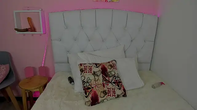 Snapshot of 18candys chatting on February 13, 2025, 10:43 pm 18candys online show from February 13, 2025, 10:43 pm