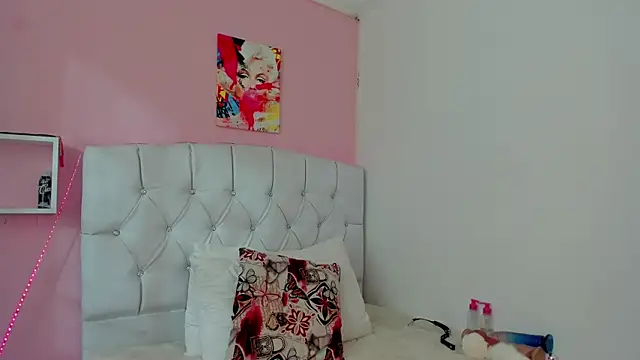 Snapshot of 18candys chatting on October 3, 2025, 9:23 pm 18candys online show from October 3, 2025, 9:23 pm