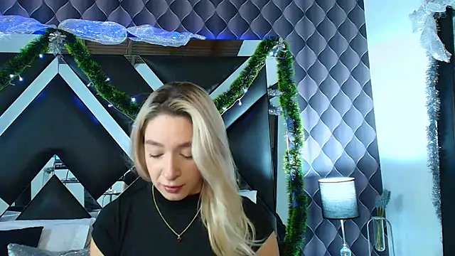 victoriaa lee  online show from December 4, 2024, 7:34 pm