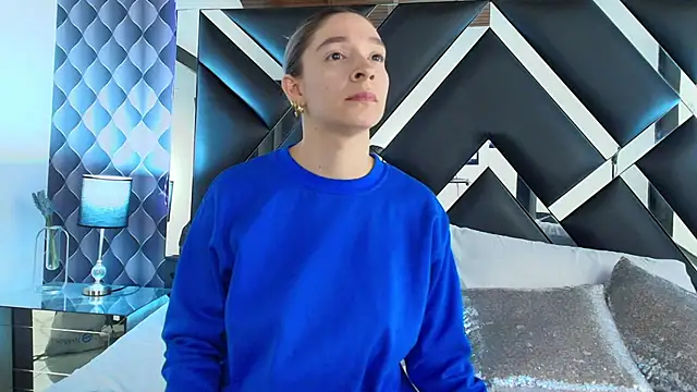 victoriaa lee  online show from February 5, 2025, 7:20 pm