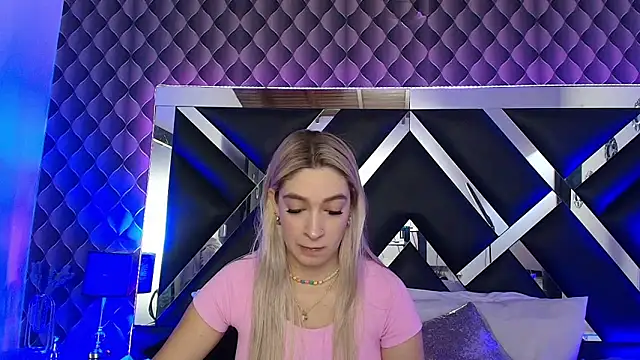 victoriaa lee  online show from November 5, 2025, 7:25 pm