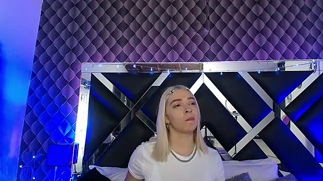 victoriaa lee  online show from February 8, 2026, 6:55 pm