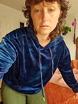 mossy kiss online show from November 3, 2025, 4:52 pm