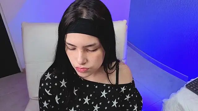 Alexa Thaylor  online show from December 22, 2025, 2:58 pm