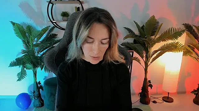Snapshot of RebeccaMartinez chatting on December 10, 2024, 5:07 am RebeccaMartinez online show from December 10, 2024, 5:07 am