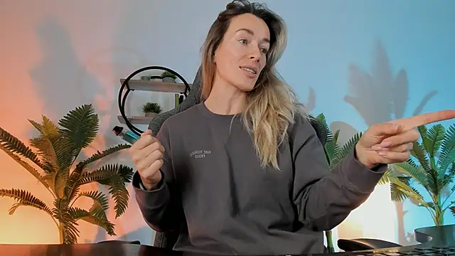 Snapshot of RebeccaMartinez chatting on December 13, 2024, 9:24 am RebeccaMartinez online show from December 13, 2024, 9:24 am
