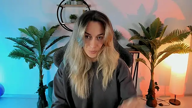Snapshot of RebeccaMartinez chatting on December 15, 2024, 5:23 am RebeccaMartinez online show from December 15, 2024, 5:23 am
