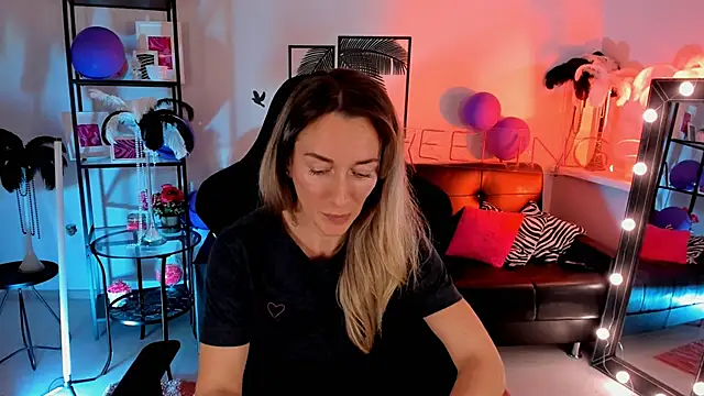 Snapshot of RebeccaMartinez chatting on December 23, 2024, 10:53 am RebeccaMartinez online show from December 23, 2024, 10:53 am