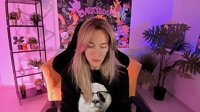 Snapshot of RebeccaMartinez chatting on January 26, 2025, 5:34 am RebeccaMartinez online show from January 26, 2025, 5:34 am