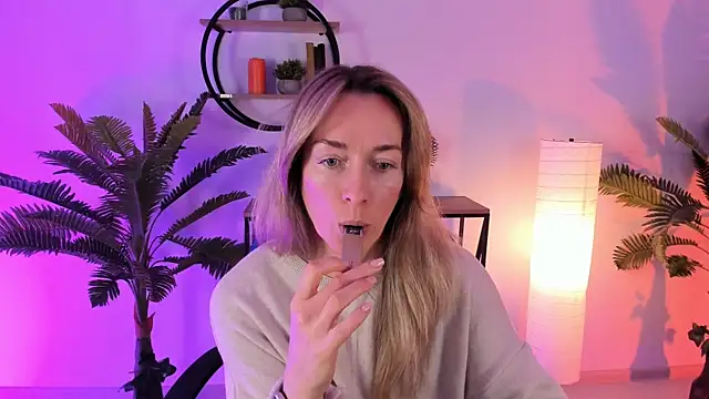 Snapshot of RebeccaMartinez chatting on February 9, 2025, 8:22 am RebeccaMartinez online show from February 9, 2025, 8:22 am
