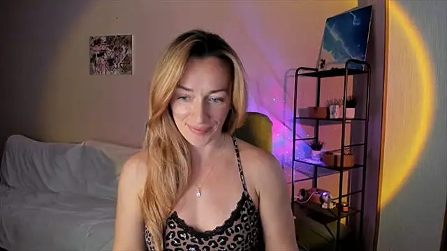 Snapshot of RebeccaMartinez chatting on October 11, 2025, 10:47 am RebeccaMartinez online show from October 11, 2025, 10:47 am