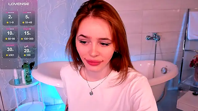 Snapshot of Phoenix_Margo chatting on February 4, 2025, 8:35 am Phoenix Margo online show from February 4, 2025, 8:35 am