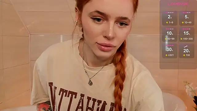 Snapshot of Phoenix_Margo chatting on October 12, 2025, 4:11 am Phoenix Margo online show from October 12, 2025, 4:11 am