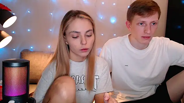 juliaanddima online show from October 15, 2025, 10:43 pm