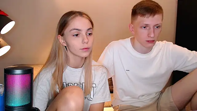 juliaanddima online show from October 22, 2025, 9:47 pm