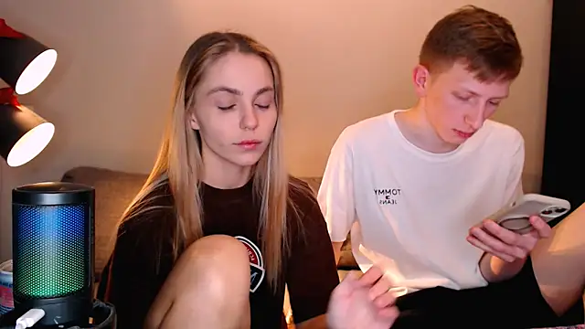 juliaanddima online show from November 23, 2025, 9:36 pm