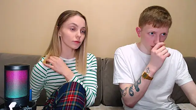 juliaanddima online show from March 22, 2026, 10:13 pm