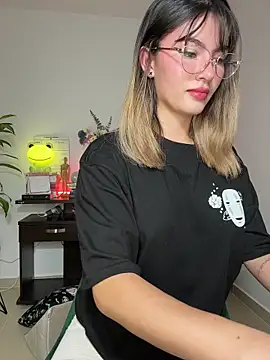 Your Honeey online show from November 14, 2025, 11:35 pm