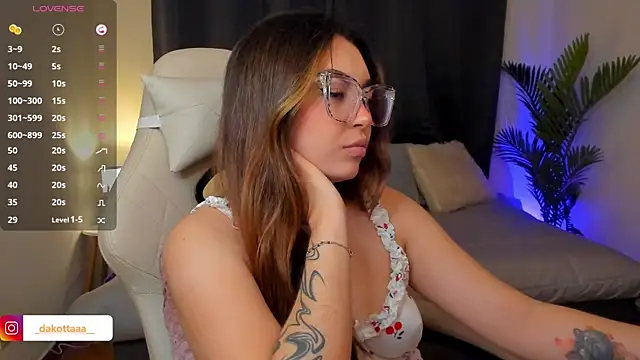 dakottaa  online show from November 15, 2025, 11:21 pm