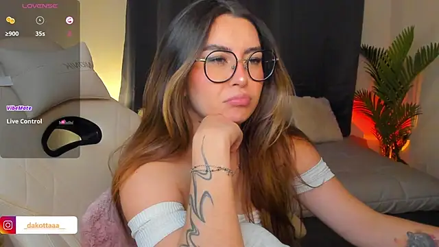 dakottaa  online show from April 6, 2026, 11:38 pm