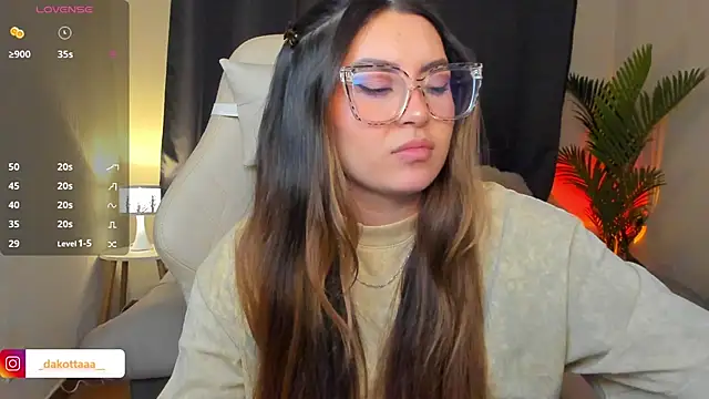 dakottaa  online show from April 14, 2026, 11:33 pm