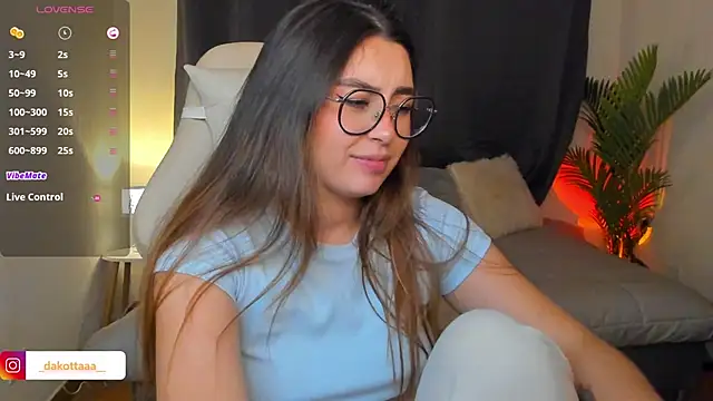 dakottaa  online show from April 21, 2026, 1:53 am