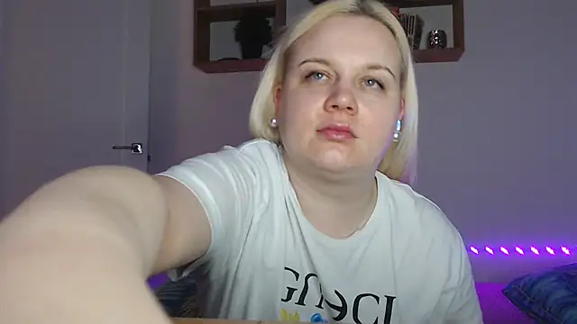 Karolina love  online show from February 17, 2026, 1:02 am