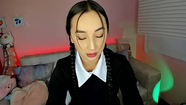 tinysara online show from November 9, 2025, 4:27 pm