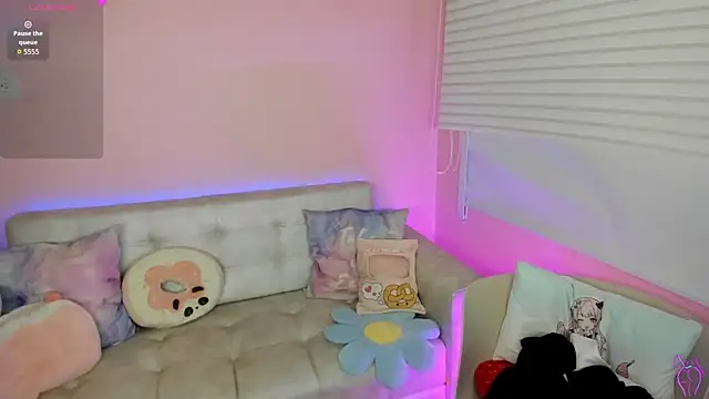 tinysara online show from January 11, 2026, 4:34 pm