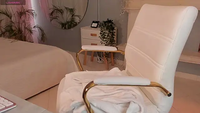 scarlet miller1 online show from November 21, 2025, 12:04 pm