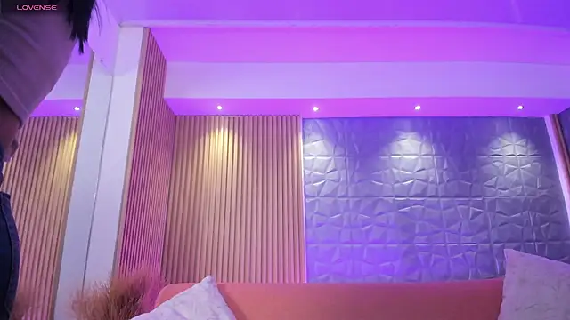 charlottewhitte online show from March 13, 2025, 11:41 am