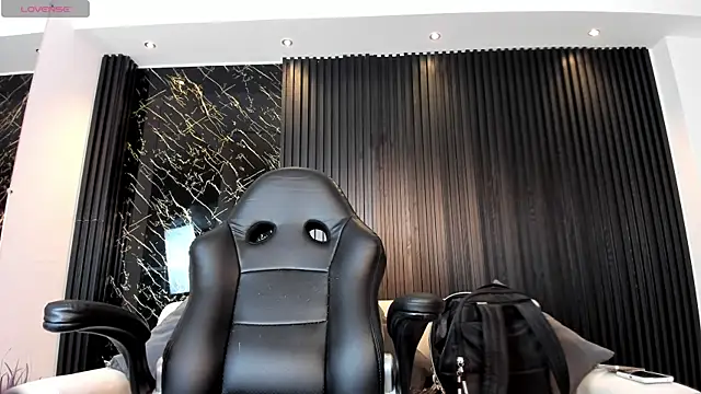 charlottewhitte online show from October 21, 2025, 11:44 am