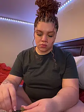 QueenNuttCollector online show from March 19, 2025, 11:57 pm