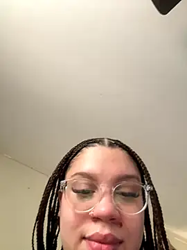 QueenNuttCollector online show from November 18, 2025, 5:28 pm