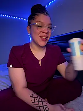 QueenNuttCollector online show from December 20, 2025, 2:40 am