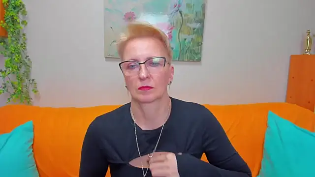 iamyourdream89 online show from February 3, 2026, 2:44 pm