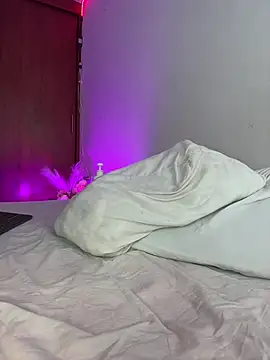 nicolette sweet  online show from March 10, 2025, 6:01 pm