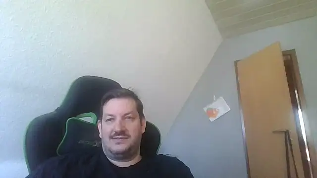 Snapshot of Golffahrer1982 chatting on April 6, 2026, 9:43 am Golffahrer1982 online show from April 6, 2026, 9:43 am