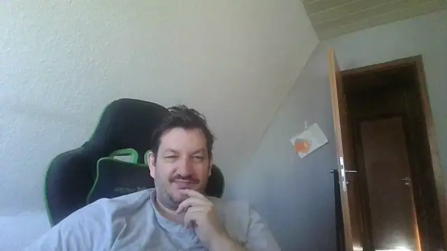 Snapshot of Golffahrer1982 chatting on April 18, 2026, 7:12 am Golffahrer1982 online show from April 18, 2026, 7:12 am