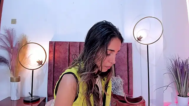 Nina Cavaali online show from January 11, 2025, 6:33 pm