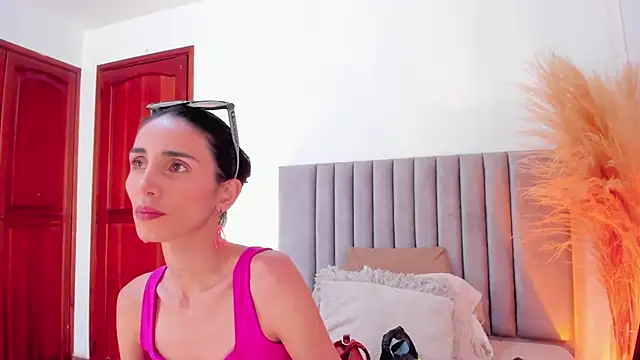 Nina Cavaali online show from January 21, 2025, 6:12 pm