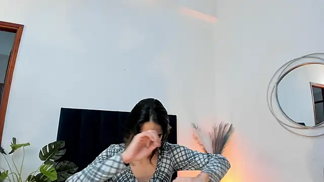 Nina Cavaali online show from February 27, 2025, 2:32 pm