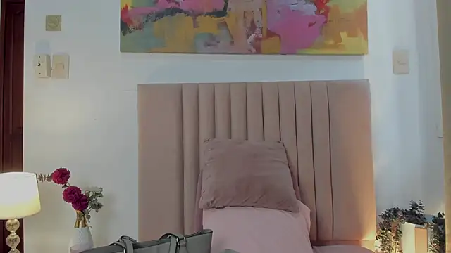 Nina Cavaali online show from October 7, 2025, 11:51 am