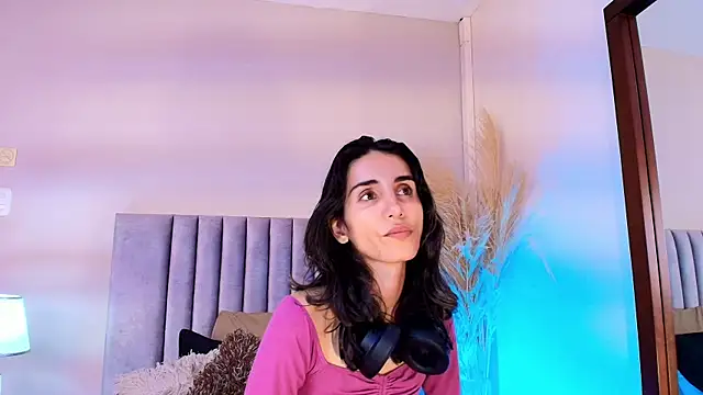 Nina Cavaali online show from October 25, 2025, 6:13 pm