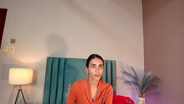 Nina Cavaali online show from November 6, 2025, 5:58 pm