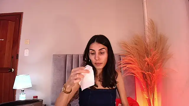 Nina Cavaali online show from November 11, 2025, 6:08 pm