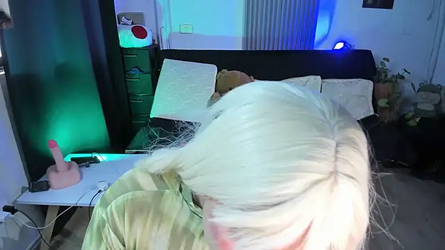 Cuttiealice online show from March 22, 2025, 7:20 pm