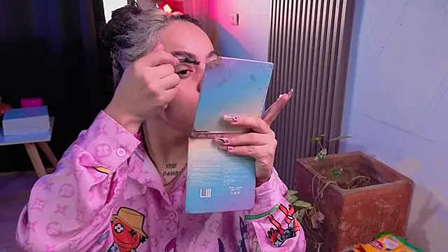 Cuttiealice online show from November 18, 2025, 2:21 pm