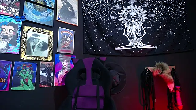 Yourmadame P online show from January 9, 2025, 9:05 pm