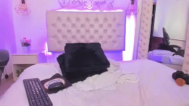 xiomara  cortes online show from February 28, 2025, 4:32 am